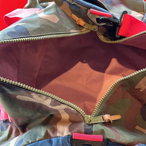 COPY - Like New Hershel Army Fatigue Green Blue Red Big Duffle w/ Detachable St… - Picture 2 of 4